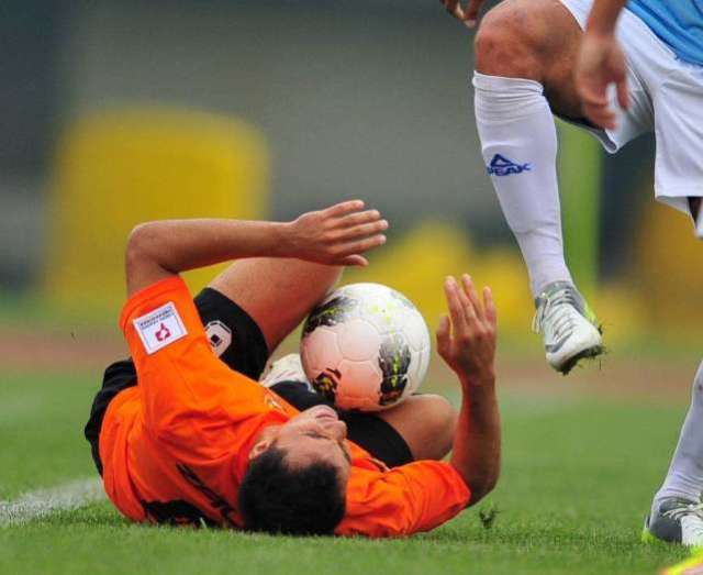 世界杯球员重点部位被踢到,足球世界杯脚伤