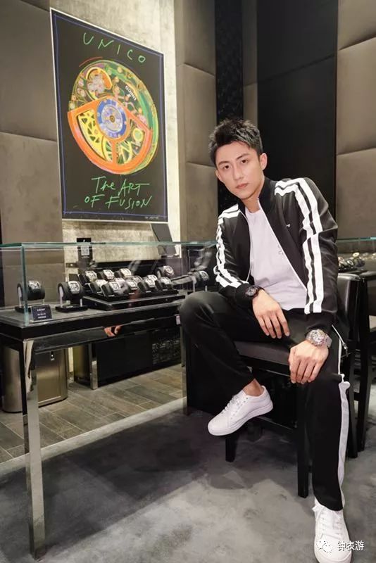 世界杯运动员戴什么表,世界杯裁判带领球员入场