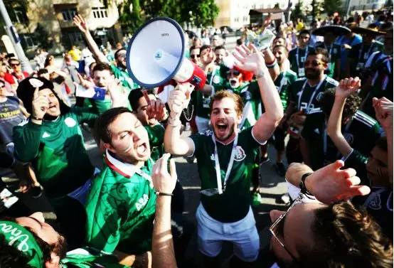 中国第一次进世界杯球迷有多疯狂,中国进入世界杯球迷有多疯狂