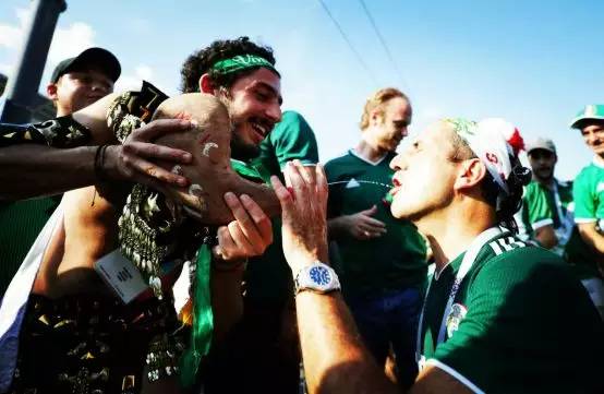 中国球迷最深刻的一件事世界杯,中国第一次进世界杯球迷有多疯狂