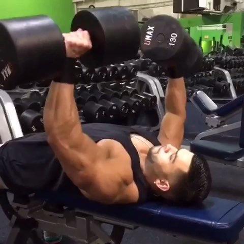 哑铃胸推练的是什么,练胸应该先做俯卧撑还是器械动作