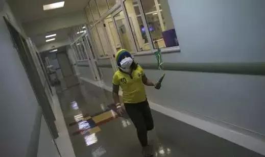 世界杯里无病号！82岁英国老爷爷靠足球抗癌，业余踢球已经近70年