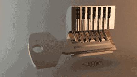 半夜有人拿钥匙开门要报警吗,紧急提醒睡前在门锁里插上钥匙