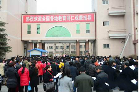 民办精英中学每年为清华、北大输送众多优秀毕业生，今年斩获状元