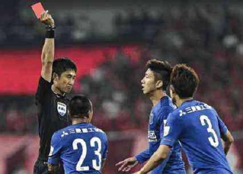 足球赛场上,一颗点球值多少钱?一位裁判的忏悔信给出了答案