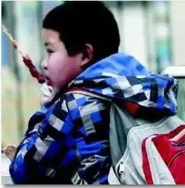 揪心！13厘米竹签插入两岁娃嘴里生命垂危！做家长的千万要注意！