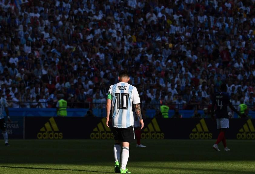 初闻无非世俗子，一见梅西误此生，黯然不觉离别意，往后余生……