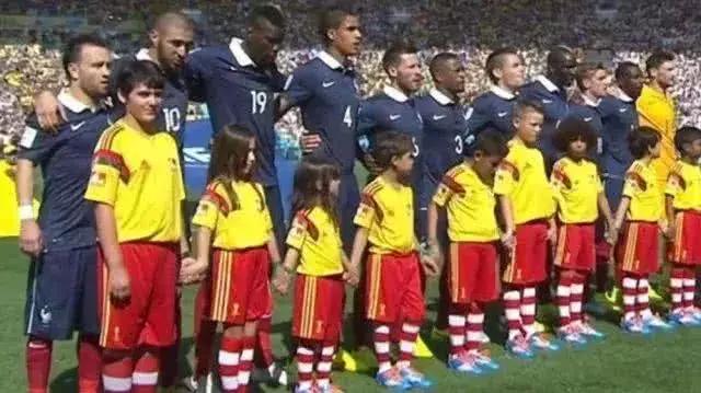 足球比赛出场为什么要带着小孩,为什么足球比赛开场前要有小孩子