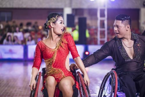 这对广州搭档从小患小儿麻痹，如今轮椅舞蹈世界知名