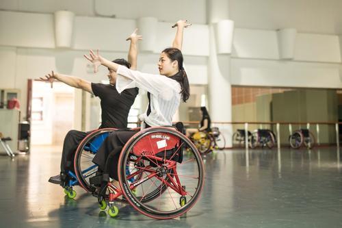 这对广州搭档从小患小儿麻痹，如今轮椅舞蹈世界知名