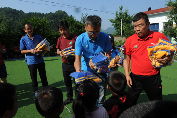 建党日慰问老党员,建党节慰问老党员活动报道