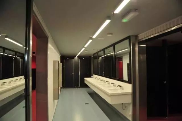 梅西c罗十大悲伤时刻,梅西球场告别巴萨擦泪