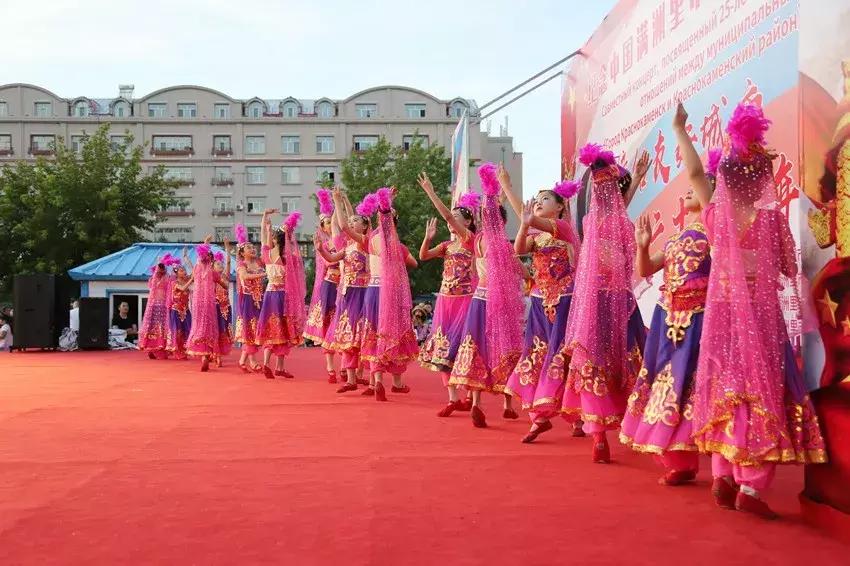 中俄少儿边城同台献艺“友谊使者”缔结两国友情