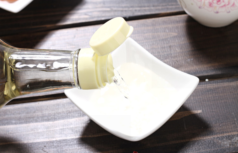 白色衣物总是洗不干净?往水里加点东西,轻轻一搓即刻搞定