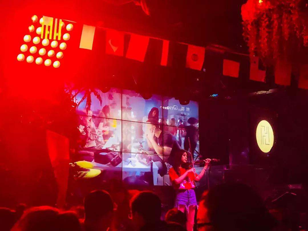 内马尔巴黎看球,内马尔17-18赛季球衣签名