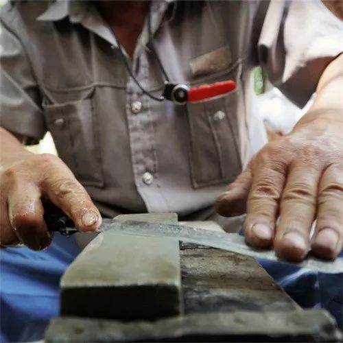 菜刀怎么磨什么角度才锋利耐用,不管菜刀有多钝大厨教你一招