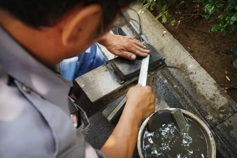 菜刀怎么磨什么角度才锋利耐用,不管菜刀有多钝大厨教你一招