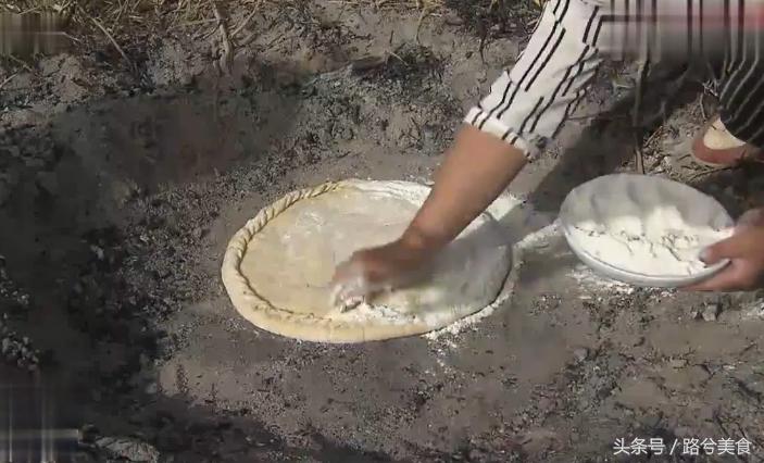 把大饼铺在沙漠上烤，上面直接盖上炭灰，一咬嘎嘣脆，你吃过吗？
