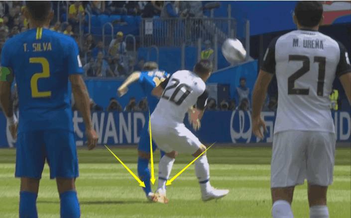 内马尔脚踝90度扭曲裁判判罚,内马尔在球场被踢