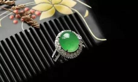 戴翡翠手镯搭配什么饰品,翡翠首饰如何搭配更显美丽与年轻