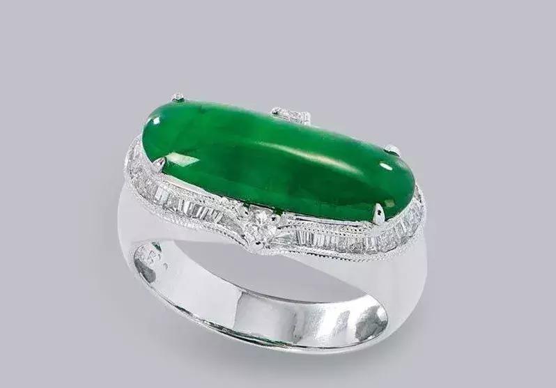 戴翡翠手镯搭配什么饰品,翡翠首饰如何搭配更显美丽与年轻