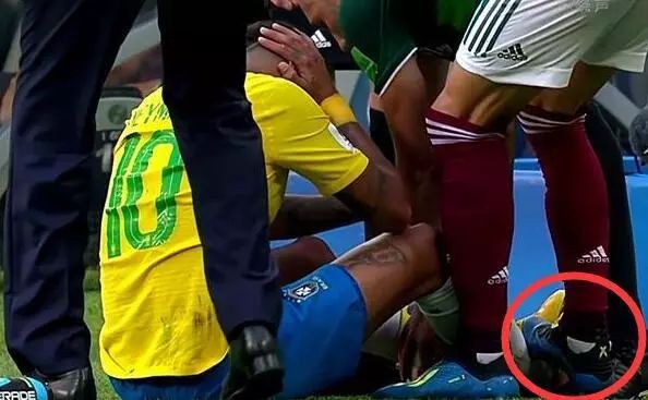 内马尔被踩了几脚,内马尔被三个人踩