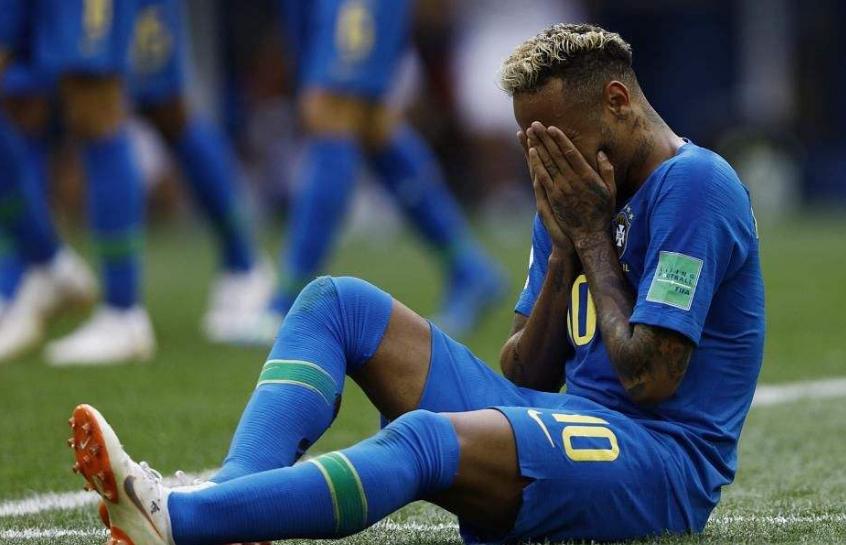 内马尔脚踝垫脚,内马尔被踩脚集锦