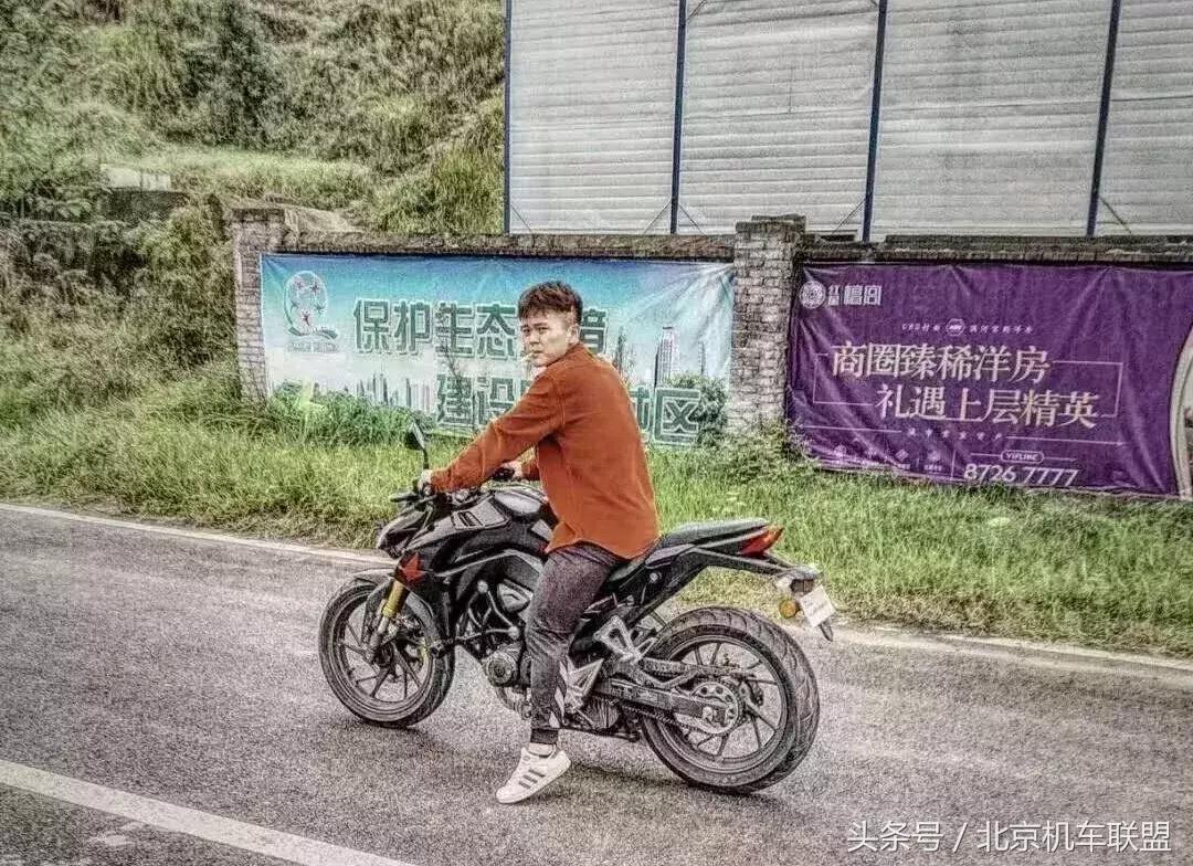 鎽╁弸鍏矾涓婂睍绀烘懇鎵樿溅甯呮皵鍗佽冻,鎽╁弸楠戣缇庢櫙瑙嗛