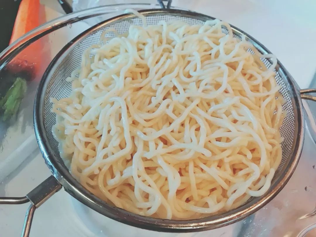 D184：炎炎夏日里的你需要的是这样一顿晚餐~鸡丝凉面