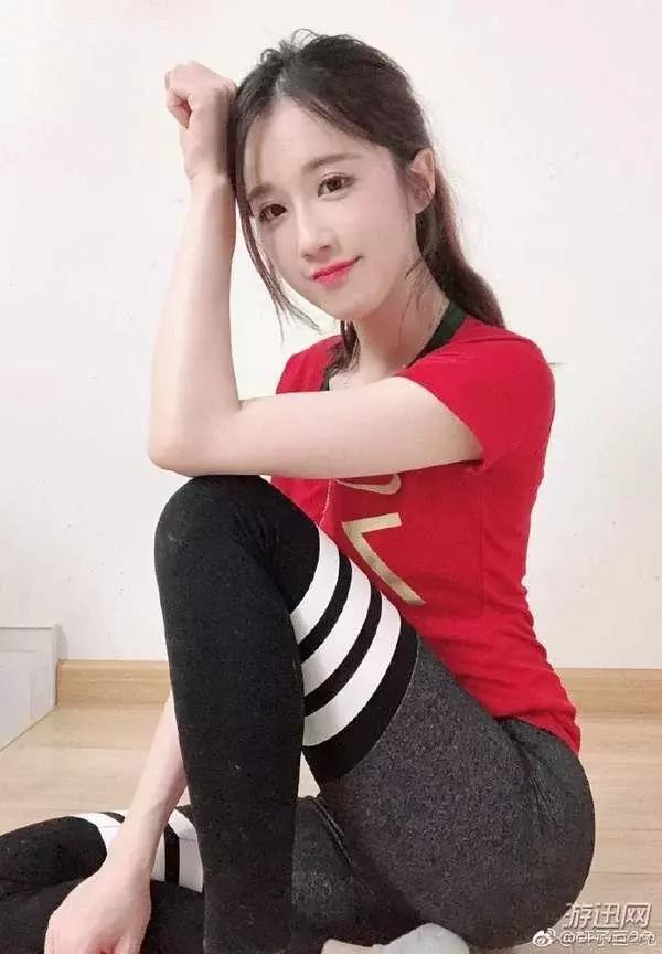 女主播想“奶一口”世界杯直播踢足球，还有“假摔”惹人围观