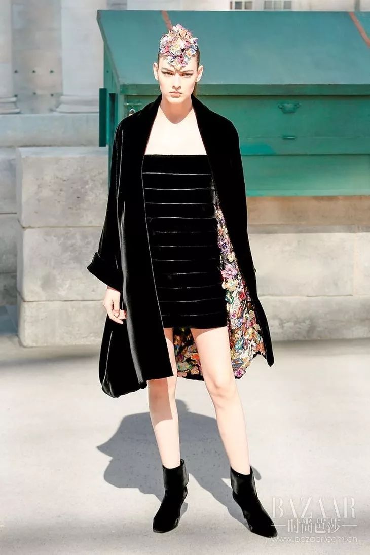 塞纳河倒映着埃菲尔铁塔,香奈儿的绝美高定