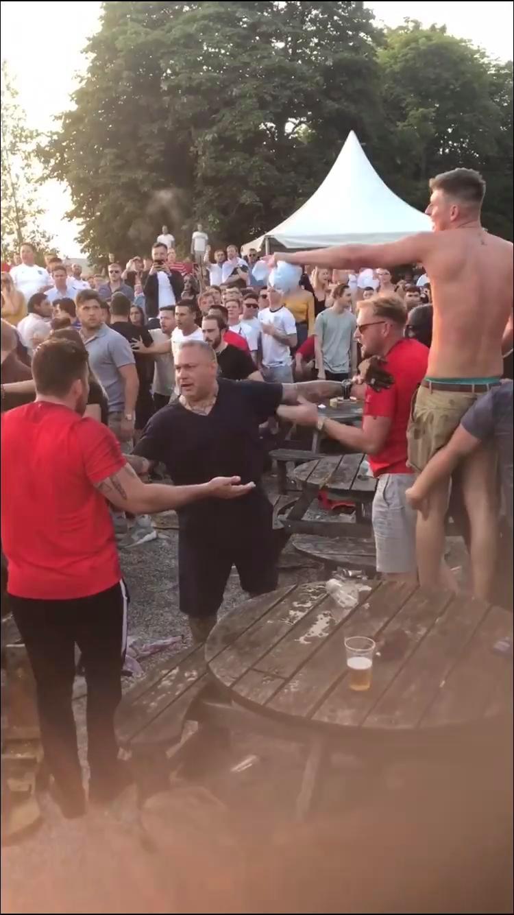 英格兰vs克罗地亚球迷的反应,英格兰球迷vs苏格兰球迷