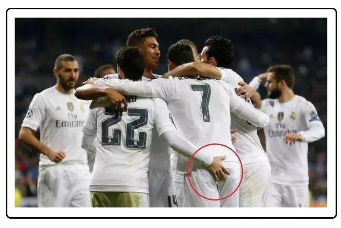 为什么足球运动员爱摸头,为什么足球运动员喜欢摸头