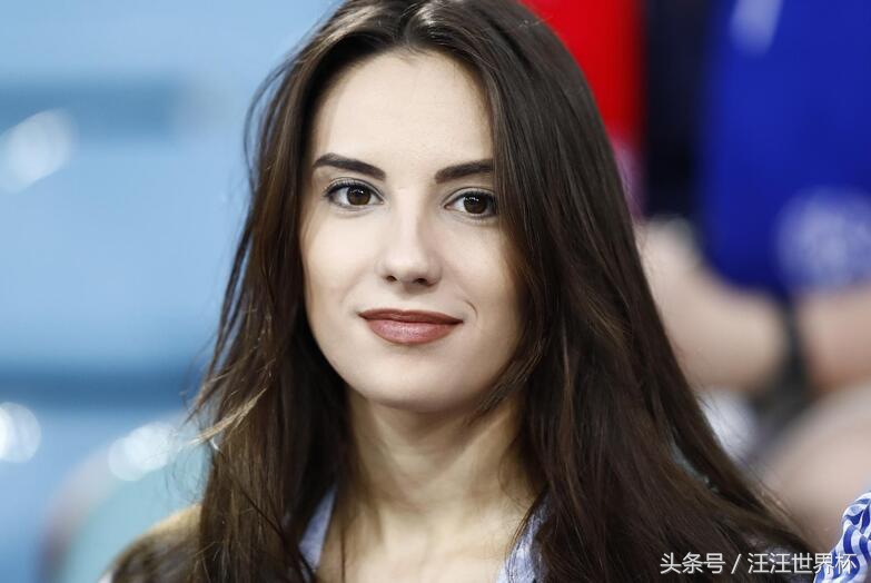 2018世界杯进行时：现场美女球迷图鉴，你更喜欢哪一个？