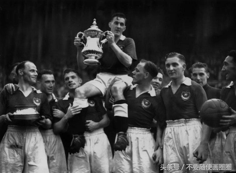 c罗先踩哪脚进场,c罗先穿哪个球衣