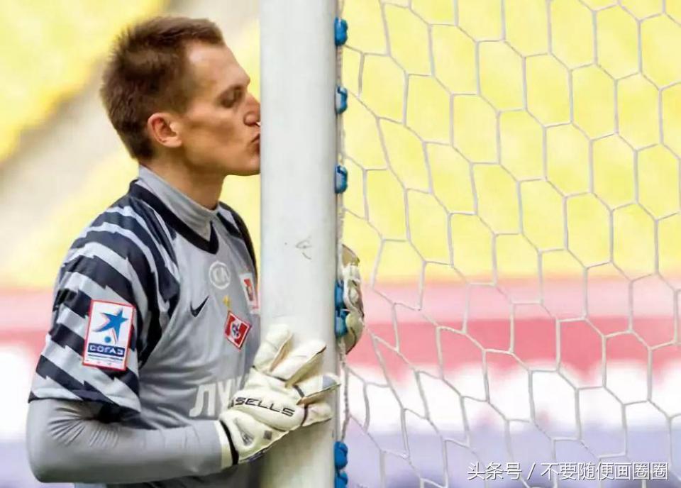 c罗梅西都穿什么鞋,c罗穿的第一双足球鞋