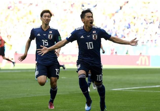 疯了！无缘八强日本球迷有人鼓掌竟然还有女球迷试图脱衣跳河！