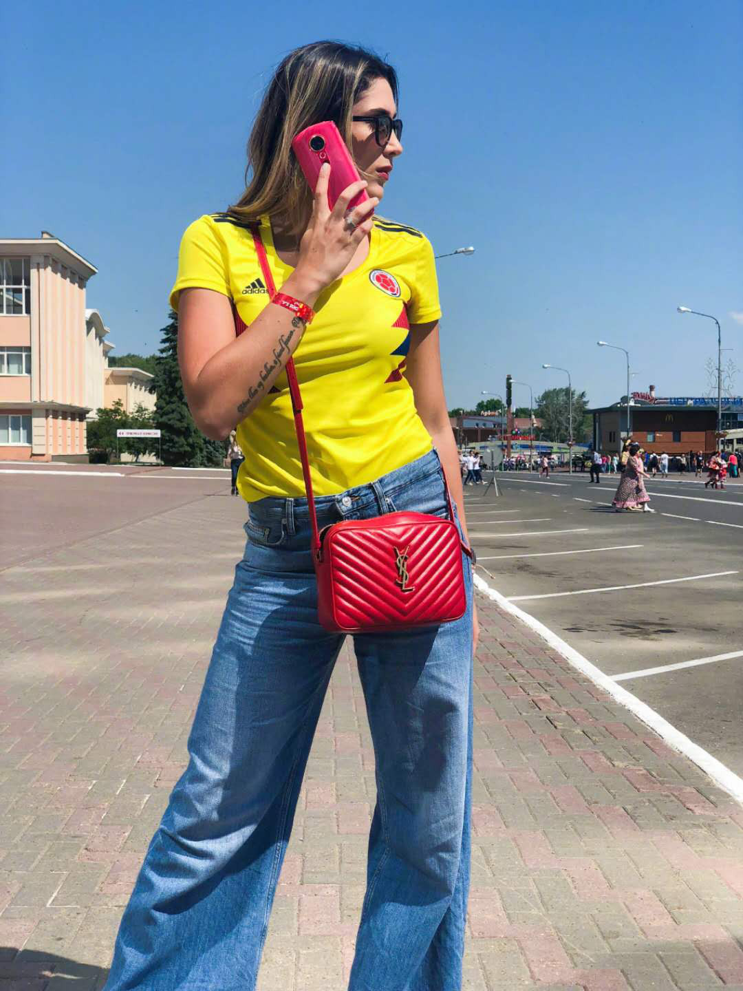 世界杯C罗法尔考太太自拍为老公打call手机的牌子竟然如此眼熟