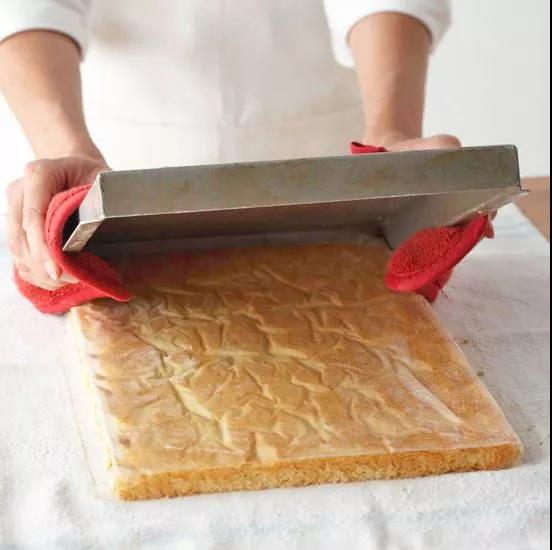 为什么蛋糕卷一出来就塌下去了,蛋糕卷断裂卷不起来的原因