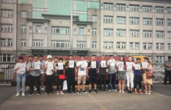 中国家长有多难？堪比当特务！300万买不来入学资格，升学群对暗号，月薪3万撑不起暑假……