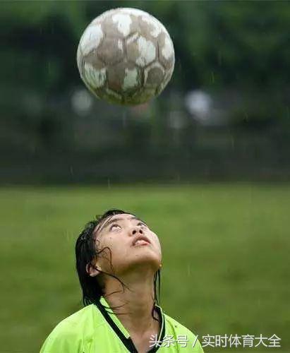 中国女孩捡球,捡球的中国女孩