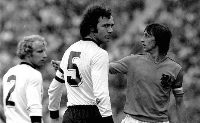 足球界梅西和c罗哪个更厉害,历史十大球员中梅西c罗排第几