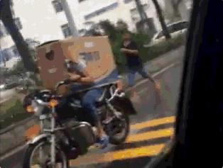 下雨时那些奇葩装扮,下雨天的奇葩出行