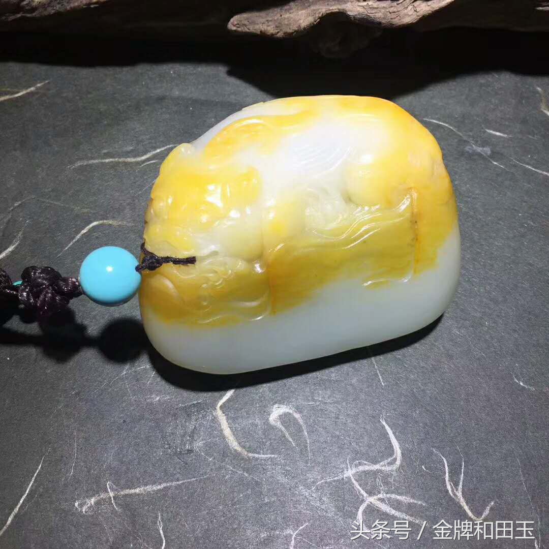 红皮白肉的和田玉籽料多少钱一克,几千块能买到红皮白肉的和田玉吗