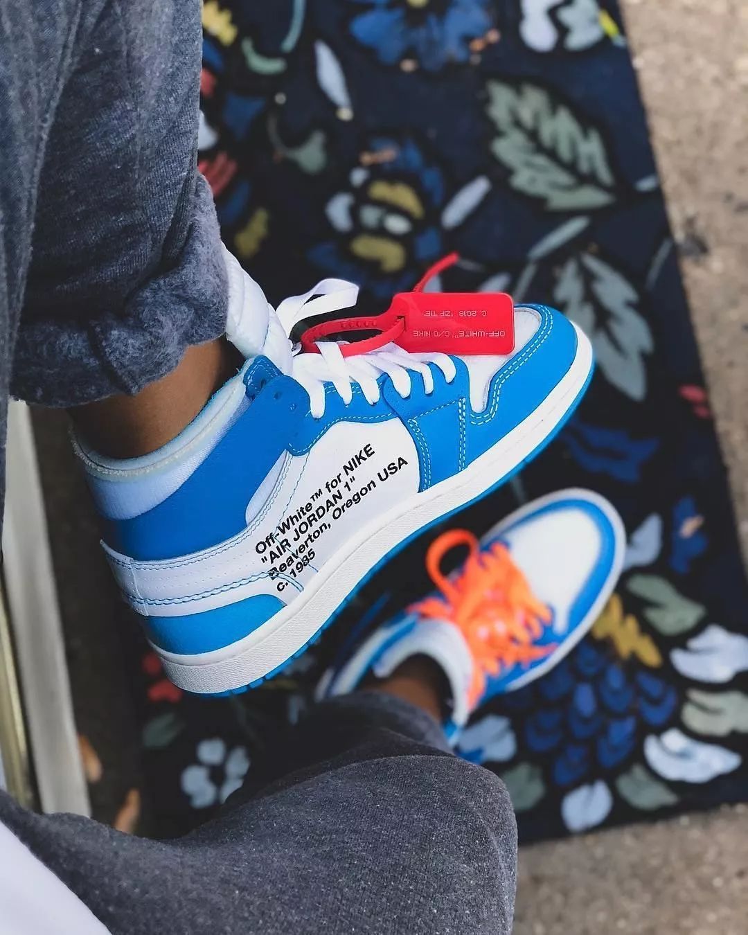 她都能买化妆品买包包，我凭啥就不能买双鞋呢？