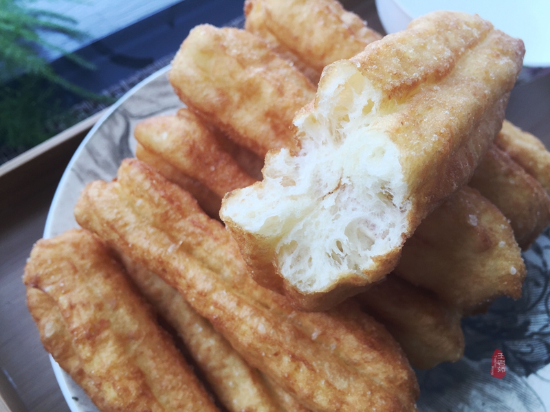正宗酥香小油条,小油条香酥蓬松的做法用膨松剂
