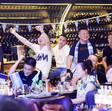 “兄弟，请问汉森贝壳球场怎么走？”