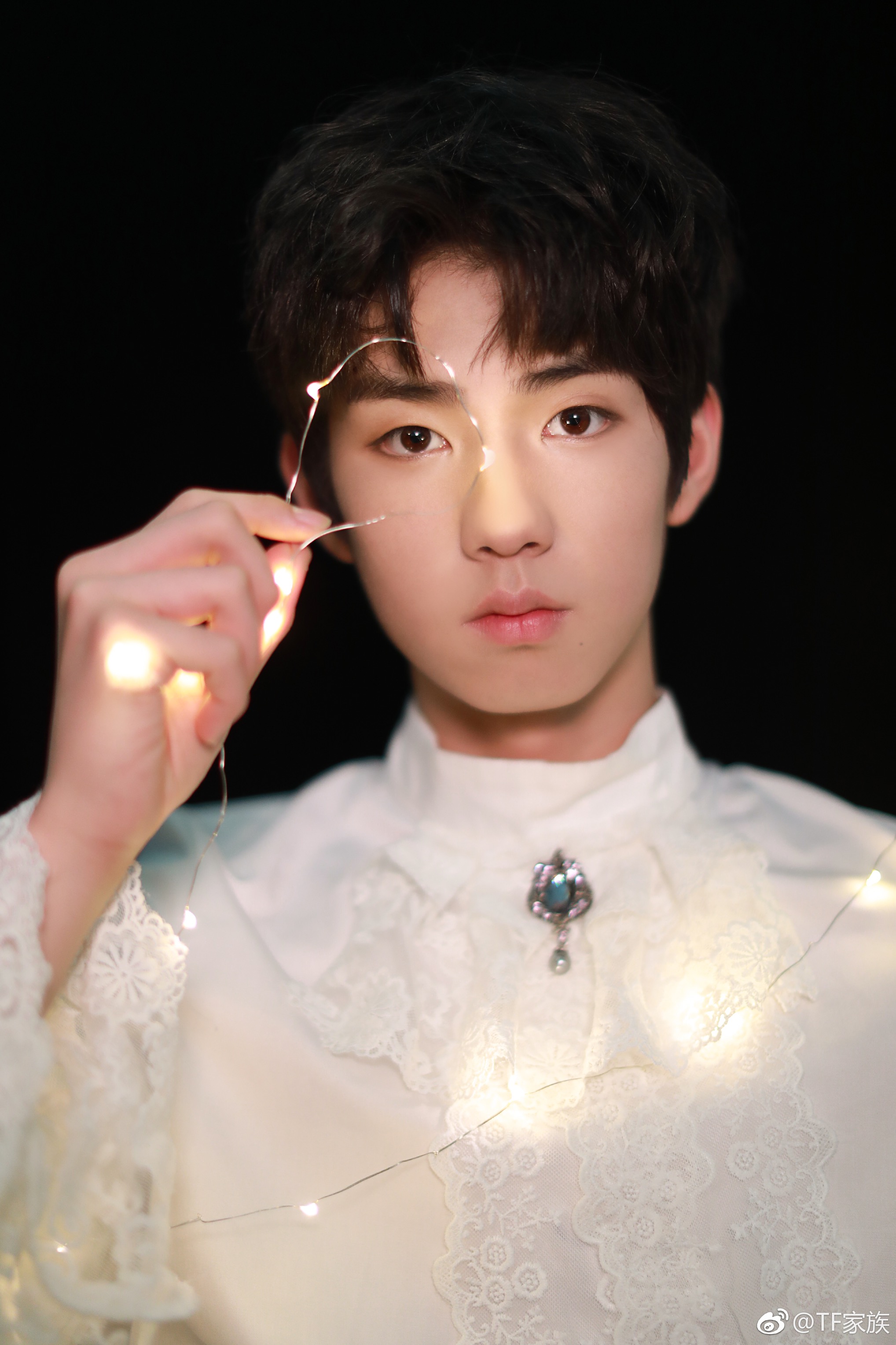 tf瀹舵棌涓変唬璇勪环鏄撶儕鍗冪幒,tfboys涓轰粈涔堝彧鏈夋槗鐑婂崈鐜哄彂灞曞ソ