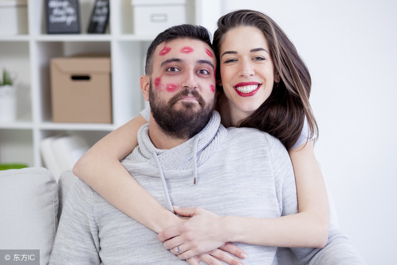 疯狂接吻日！在亲吻区可狂吻陌生人！小心对象被别人抱在怀里！