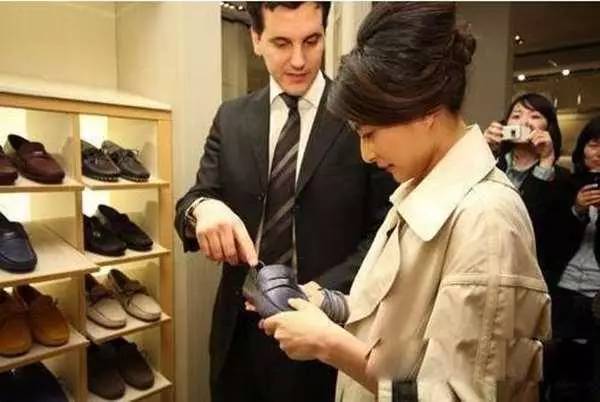 鞋子小了怎么穿才能变小,鞋子太小怎么办